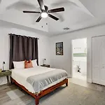 8Br-4Ba Spacious House, Sleeps 20, Pool, Fenced Yd